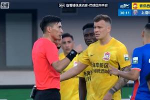 西海岸vs申花上半场，VAR多次介入，主裁麦麦提江多次被球员围住