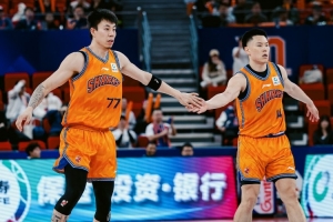 媒体人：以上海男篮的人员储备 感觉他们能在未来轻松卫冕