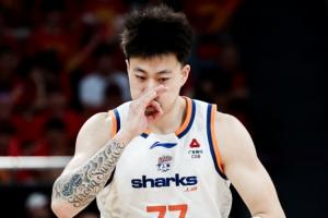 双冠~媒体人：上海男篮去年引进张镇麟 光转会费投入就超过5000万