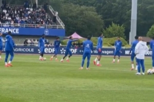 后防核心！萨利巴参加法国队训练，背伤好多了、有望热身赛复出
