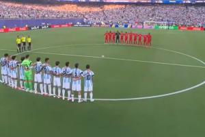 阿根廷vs瑞士开球前，两队为离世的南非国脚亚当斯默哀
