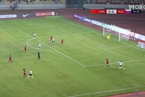 诡异弧线！对手边路传中变吊射，潘红艳扑救不及 中国女足0-1落后