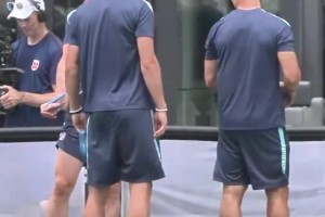 笑死哈兰德训练场和队友打闹，球场大魔王私下这么憨